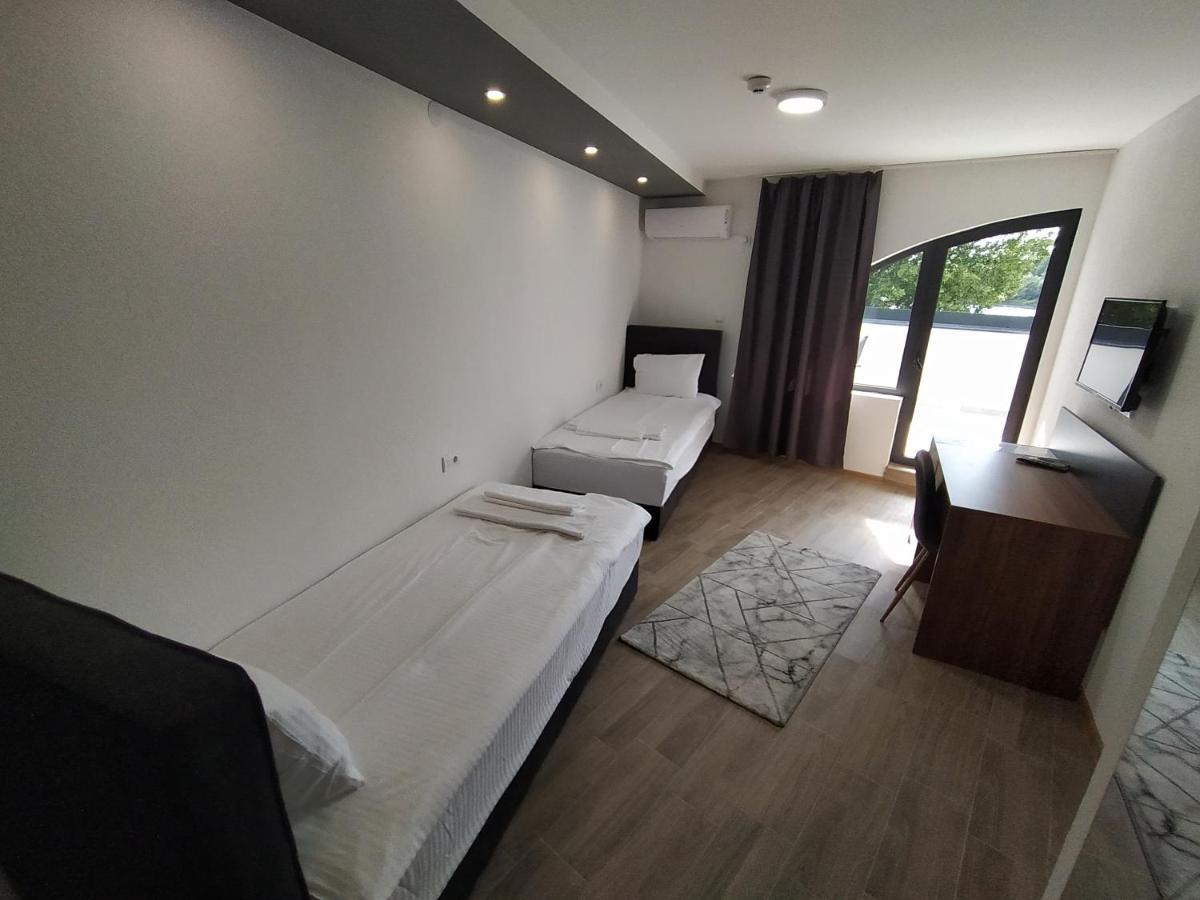 Prenociste Srebrno Jezero Hotel Veliko Gradiste Bagian luar foto