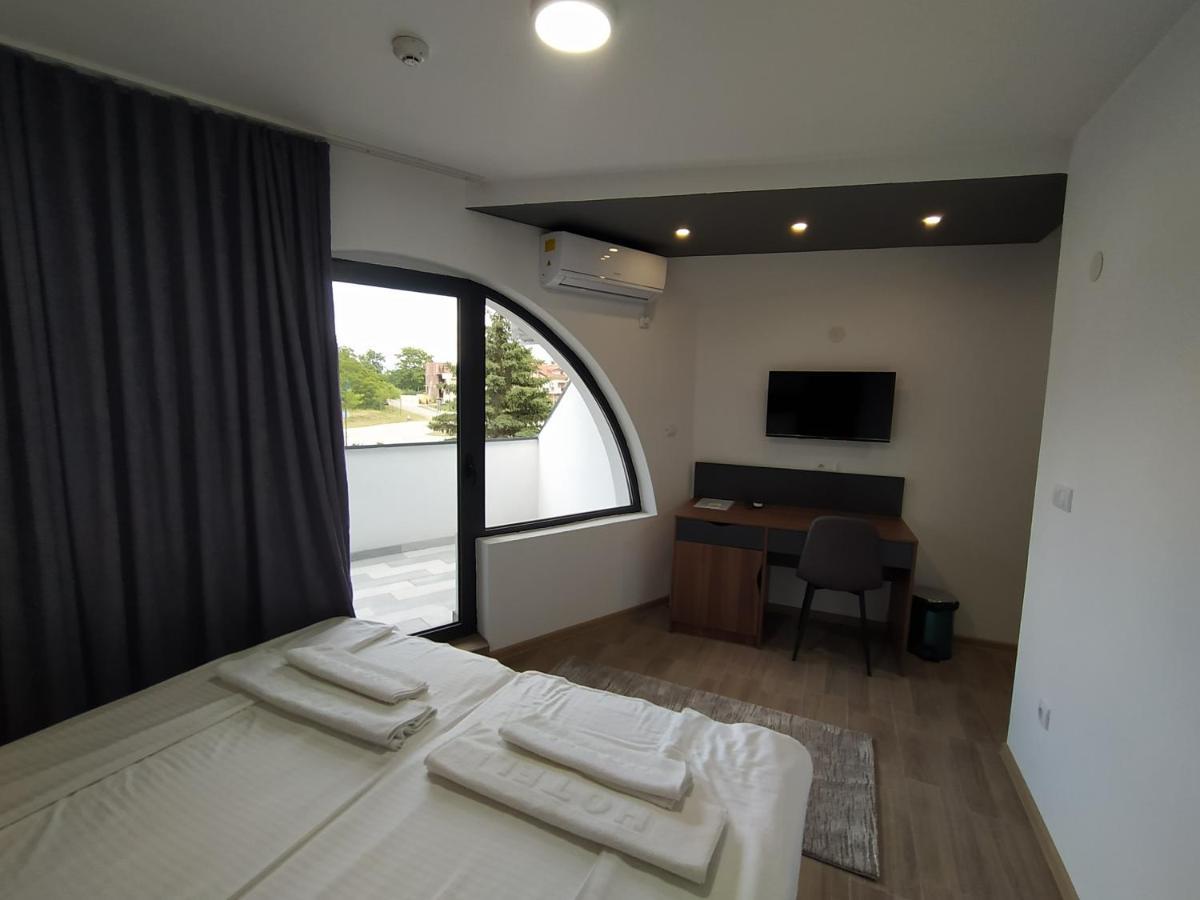 Prenociste Srebrno Jezero Hotel Veliko Gradiste Bagian luar foto