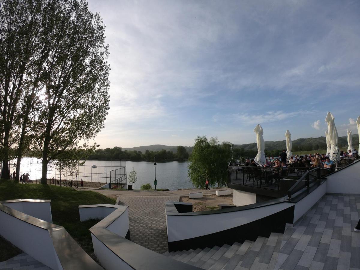 Prenociste Srebrno Jezero Hotel Veliko Gradiste Bagian luar foto