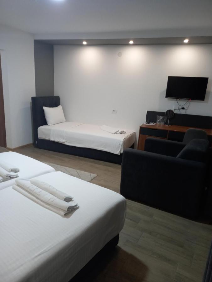 Prenociste Srebrno Jezero Hotel Veliko Gradiste Bagian luar foto
