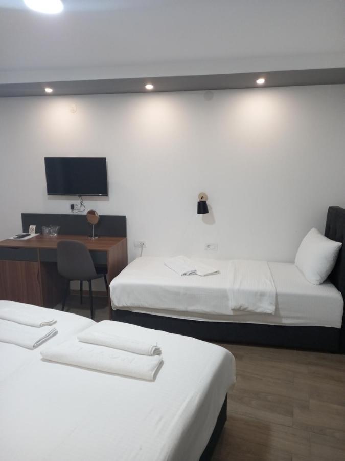 Prenociste Srebrno Jezero Hotel Veliko Gradiste Bagian luar foto